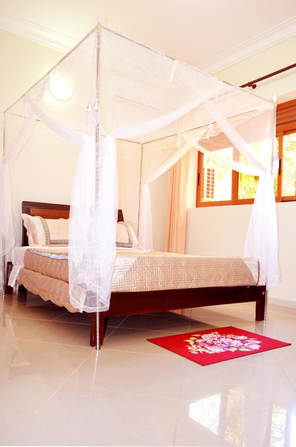 The Palms Beach Hotel And Restaurant Limited Энтеббе Экстерьер фото